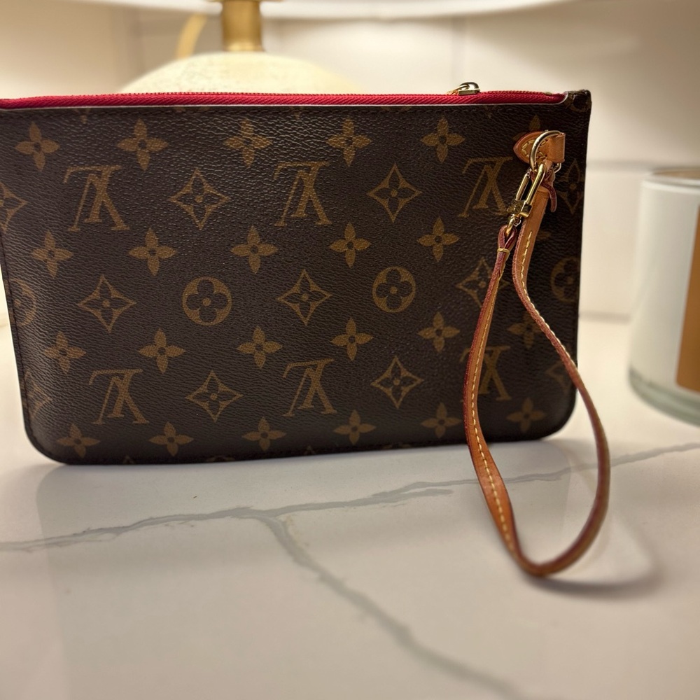 Louis Vuitton Pink clutch